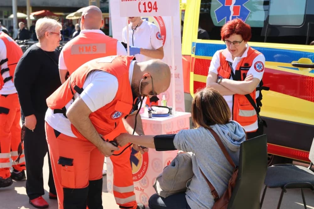Uspješno provedena javnozdravstvena akcija na prostoru Gradske tržnice u Sl. Bordu u sklopu obilježavanja Nacionalnog dana hitne medicinske službe