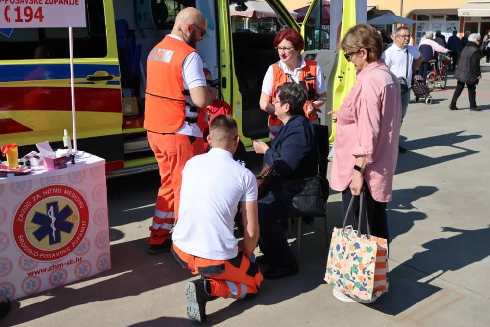 Uspješno provedena javnozdravstvena akcija na prostoru Gradske tržnice u Sl. Bordu u sklopu obilježavanja Nacionalnog dana hitne medicinske službe