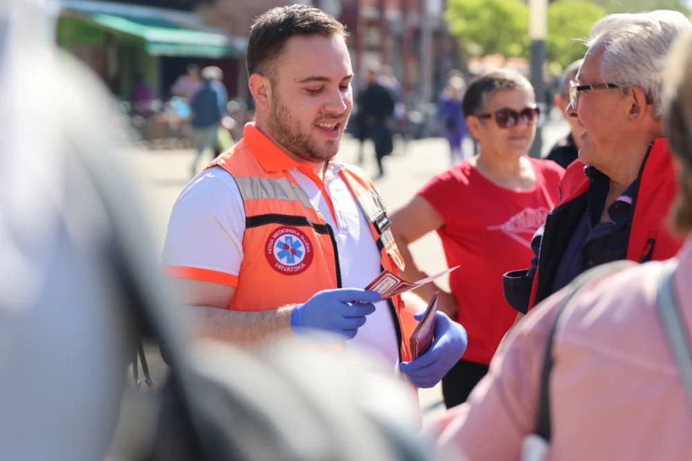 Uspješno provedena javnozdravstvena akcija na prostoru Gradske tržnice u Sl. Bordu u sklopu obilježavanja Nacionalnog dana hitne medicinske službe