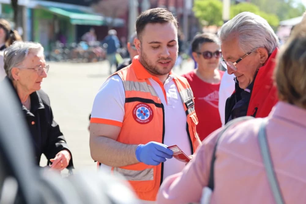 Uspješno provedena javnozdravstvena akcija na prostoru Gradske tržnice u Sl. Bordu u sklopu obilježavanja Nacionalnog dana hitne medicinske službe