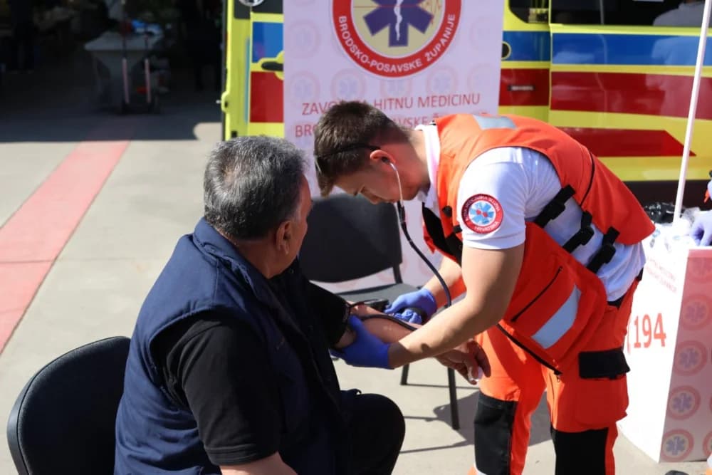 Uspješno provedena javnozdravstvena akcija na prostoru Gradske tržnice u Sl. Bordu u sklopu obilježavanja Nacionalnog dana hitne medicinske službe