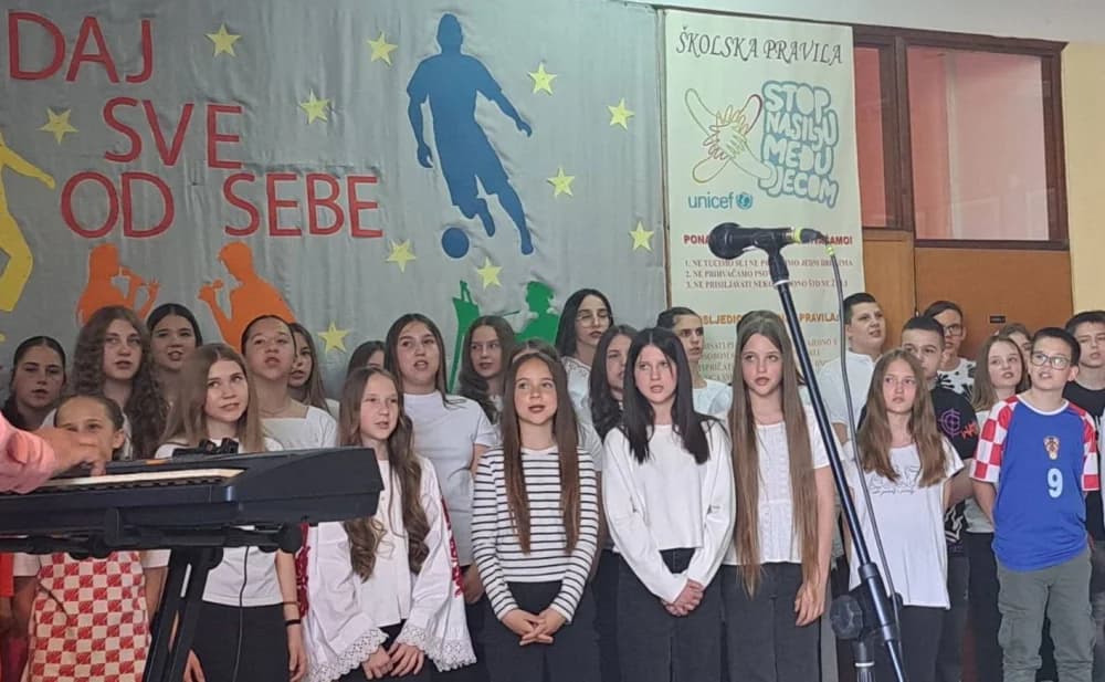 Učenicima i nastavnicima osnovne škole u Bebrini stigao najljepši dar za njihov dan