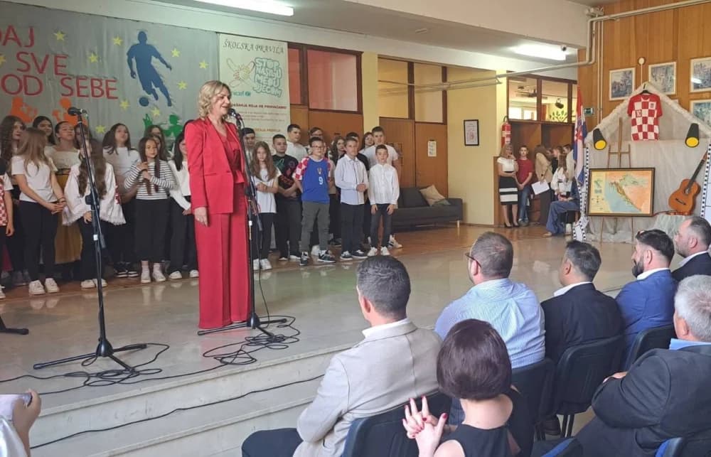 Učenicima i nastavnicima osnovne škole u Bebrini stigao najljepši dar za njihov dan