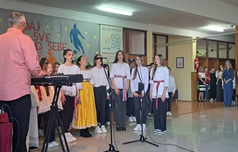 Učenicima i nastavnicima osnovne škole u Bebrini stigao najljepši dar za njihov dan