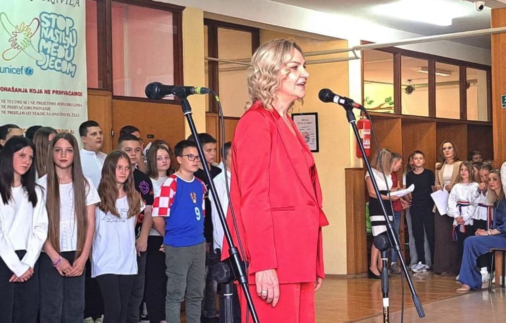 Učenicima i nastavnicima osnovne škole u Bebrini stigao najljepši dar za njihov dan