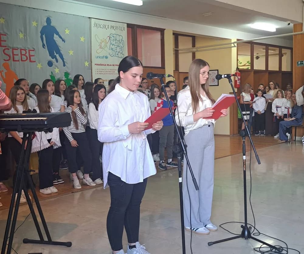 Učenicima i nastavnicima osnovne škole u Bebrini stigao najljepši dar za njihov dan