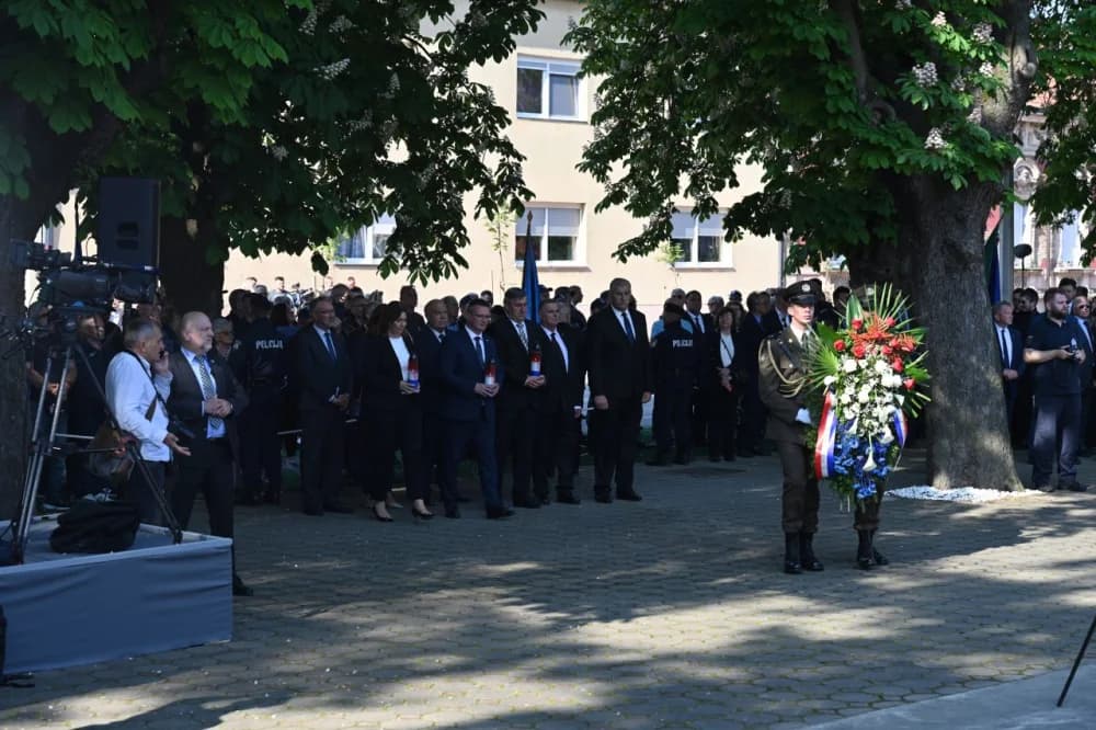 Brodsko-posavski čelnici na obilježavanju 30. obljetnice Vojno-redarstvene operacije ʼBljesakʼ u Okučanima