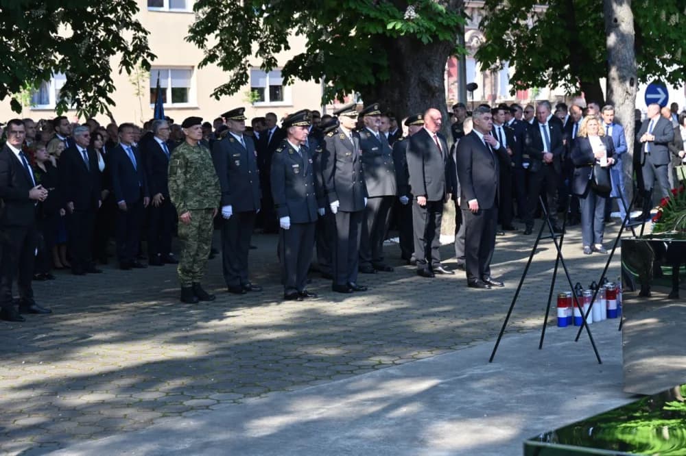 Brodsko-posavski čelnici na obilježavanju 30. obljetnice Vojno-redarstvene operacije ʼBljesakʼ u Okučanima