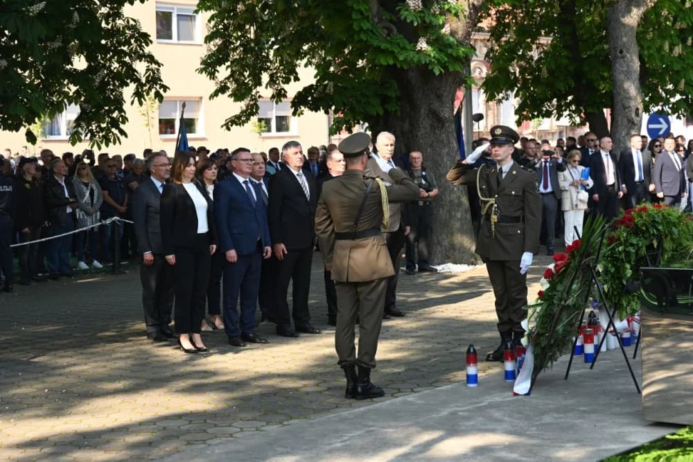 Brodsko-posavski čelnici na obilježavanju 30. obljetnice Vojno-redarstvene operacije ʼBljesakʼ u Okučanima