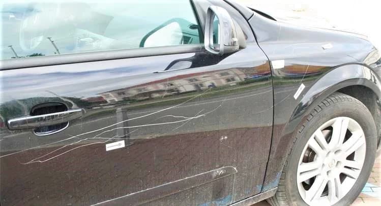 Ljubomorna žena susjedi izbušila gume i pošteno izgrebla auto