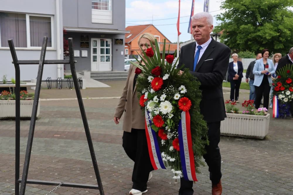 Polaganjem vijenaca započelo obilježavanje Dana općine Gornja Vrba