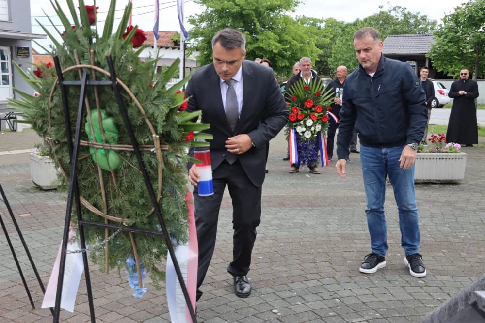 Polaganjem vijenaca započelo obilježavanje Dana općine Gornja Vrba