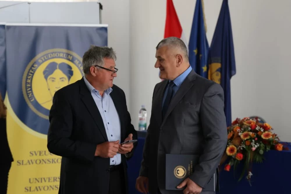 Velika svečanost: Promovirano 148 završnih studenata Sveučilišta u Slavonskom Brodu