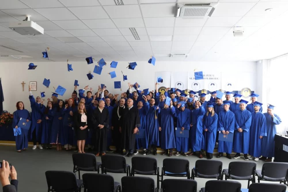 Velika svečanost: Promovirano 148 završnih studenata Sveučilišta u Slavonskom Brodu