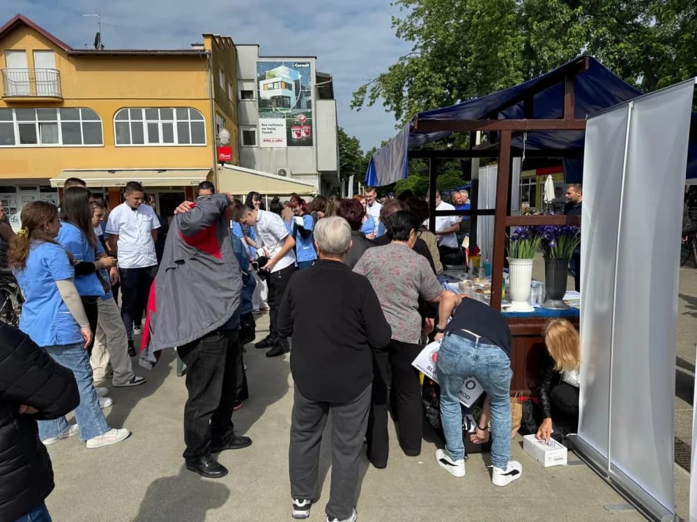 Obilježen Dan plavog irisa na Gradskoj tržnici u Slavonskom Brodu