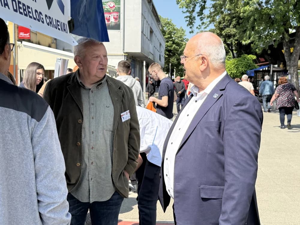 Obilježen Dan plavog irisa na Gradskoj tržnici u Slavonskom Brodu
