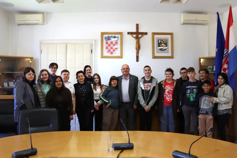 Učenici Osnovne škole ʼMilan Amrušʼ u posjeti Gradskoj Upravi