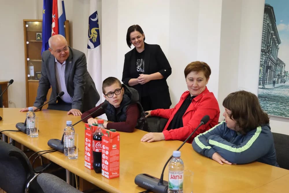 Učenici Osnovne škole ʼMilan Amrušʼ u posjeti Gradskoj Upravi