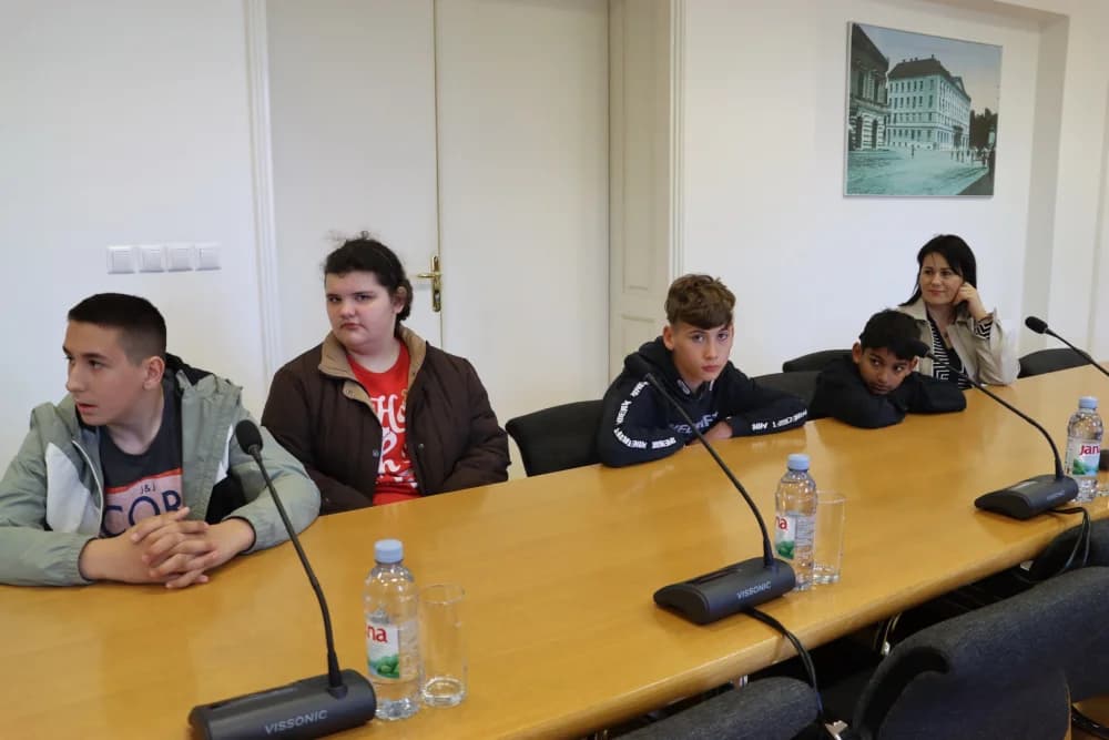 Učenici Osnovne škole ʼMilan Amrušʼ u posjeti Gradskoj Upravi