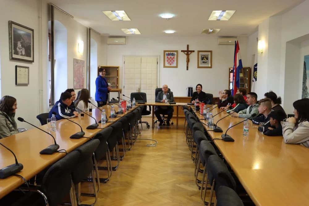 Učenici Osnovne škole ʼMilan Amrušʼ u posjeti Gradskoj Upravi