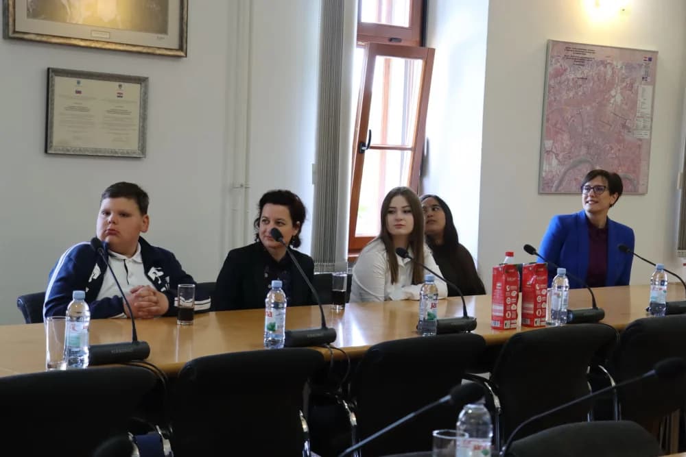 Učenici Osnovne škole ʼMilan Amrušʼ u posjeti Gradskoj Upravi