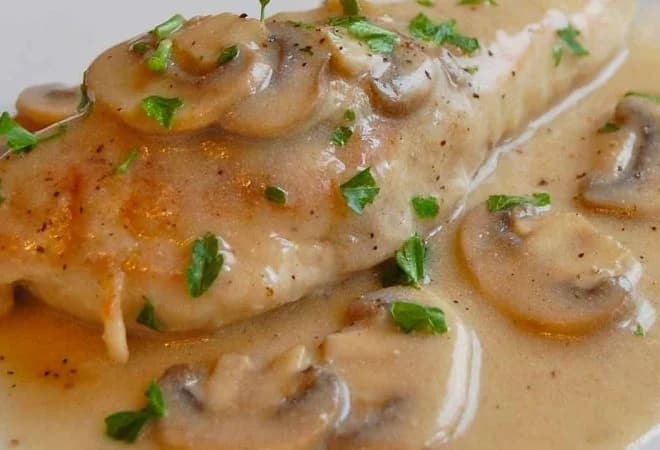 Sočna piletina u umaku od gljiva savršen je ručak koji će i djeca obožavati, a recept ne može biti jednostavniji