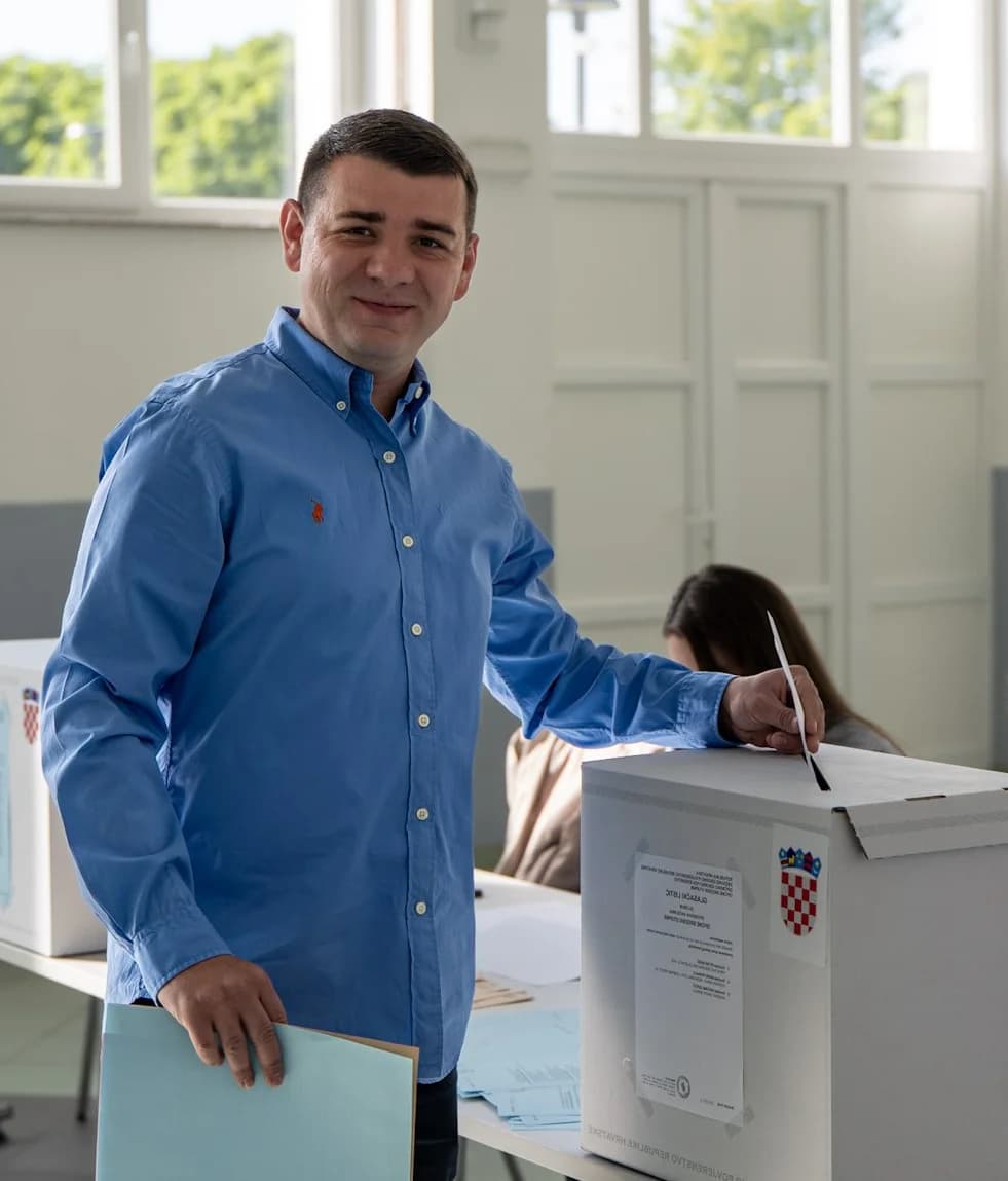 Petar Bašić preuzeo dužnost općinskog načelnika Brodski Stupnik: ʼObvezujem se raditi predano, transparentno i u interesu svih mještana općineʼ