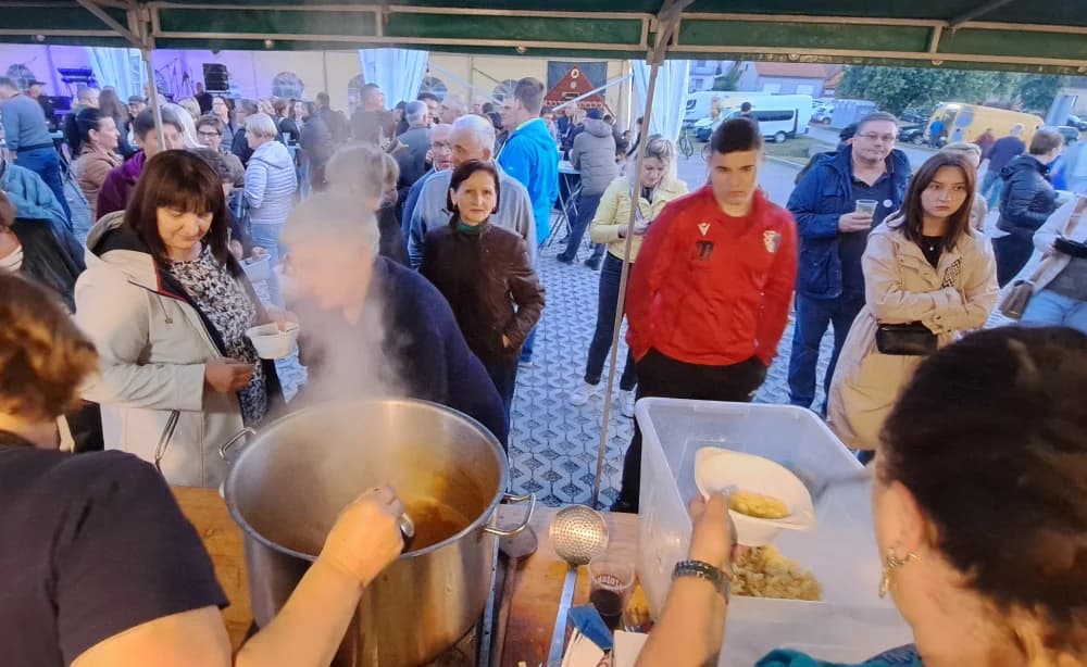 Gužva usred Sikirevca, ekipa iz Tribunja priredila feštu za pamćenje