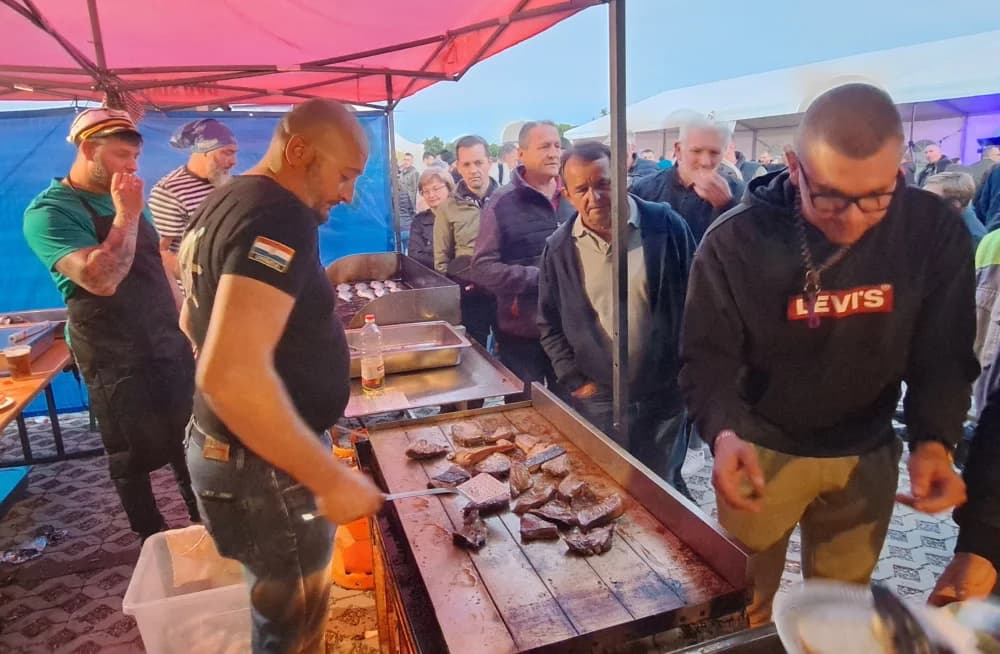 Gužva usred Sikirevca, ekipa iz Tribunja priredila feštu za pamćenje