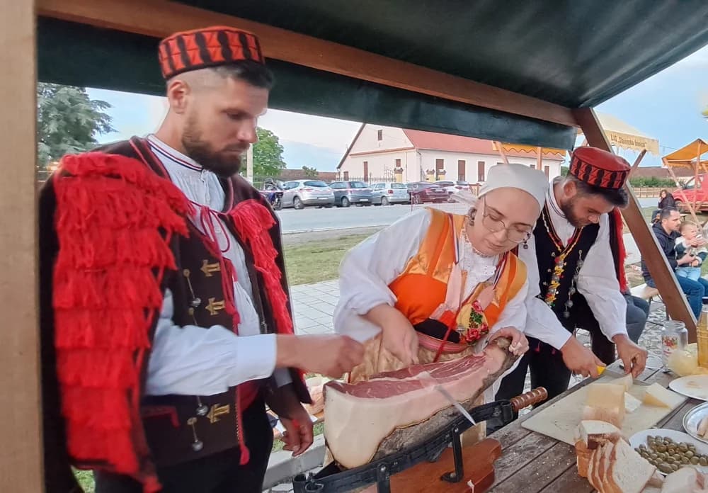 Gužva usred Sikirevca, ekipa iz Tribunja priredila feštu za pamćenje