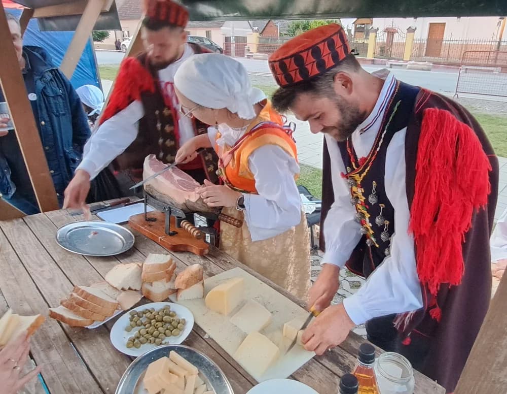 Gužva usred Sikirevca, ekipa iz Tribunja priredila feštu za pamćenje