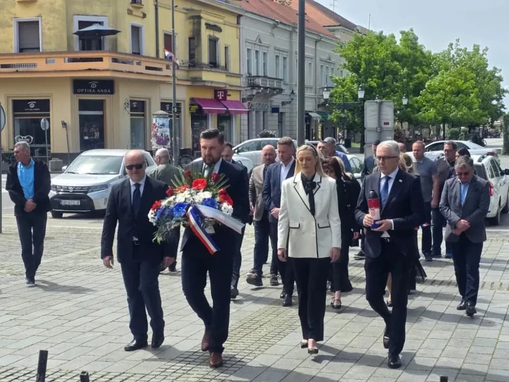 DAN DRŽAVNOSTI: Više delegaciha odale dužnu počast žrtvama Domovinskog rata