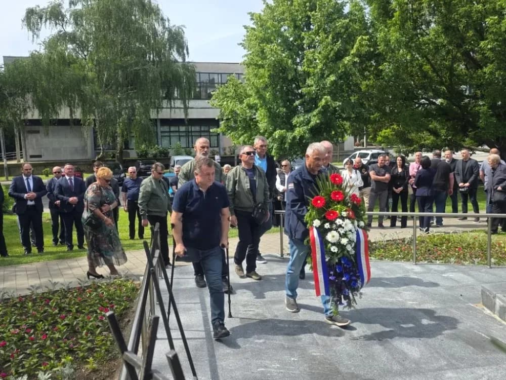 DAN DRŽAVNOSTI: Više delegaciha odale dužnu počast žrtvama Domovinskog rata
