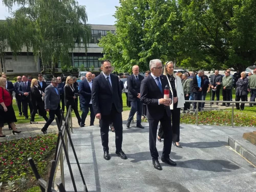 DAN DRŽAVNOSTI: Više delegaciha odale dužnu počast žrtvama Domovinskog rata