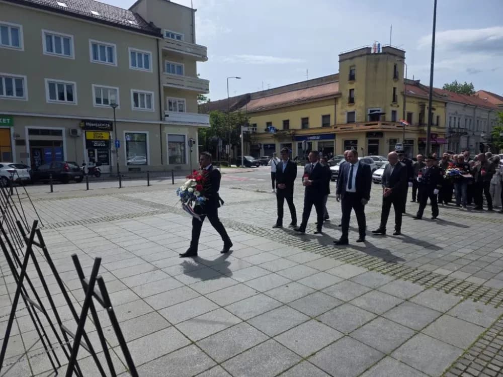 DAN DRŽAVNOSTI: Više delegaciha odale dužnu počast žrtvama Domovinskog rata