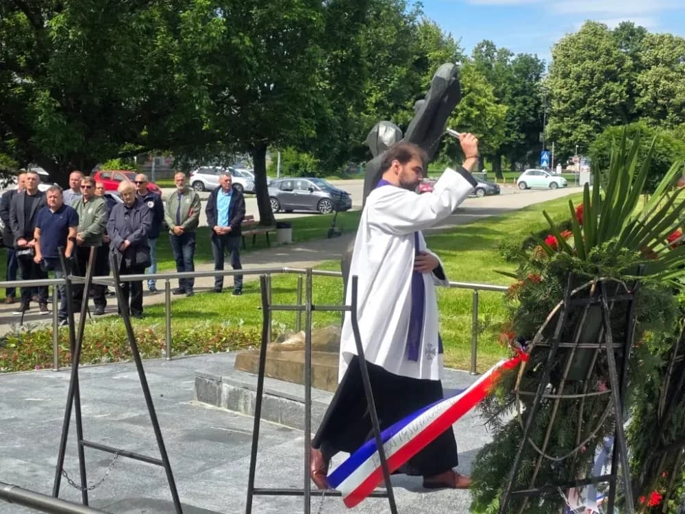 DAN DRŽAVNOSTI: Više delegaciha odale dužnu počast žrtvama Domovinskog rata