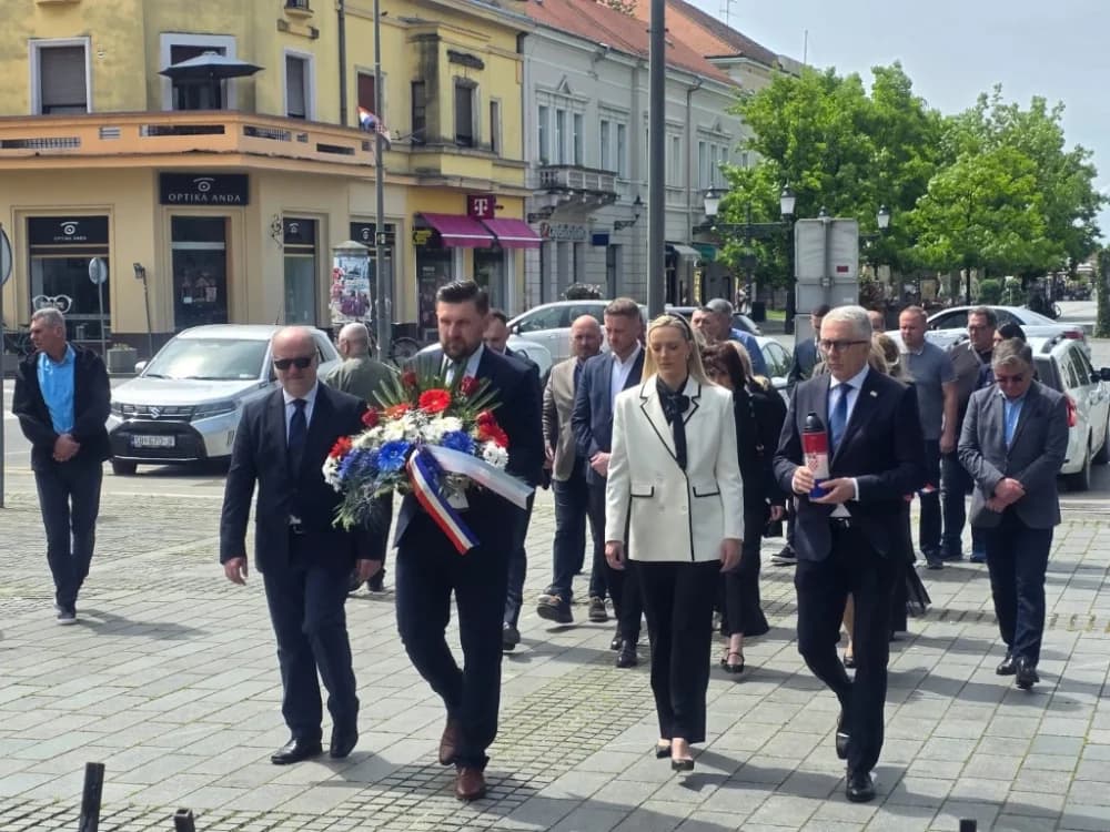 DAN DRŽAVNOSTI: Više delegaciha odale dužnu počast žrtvama Domovinskog rata