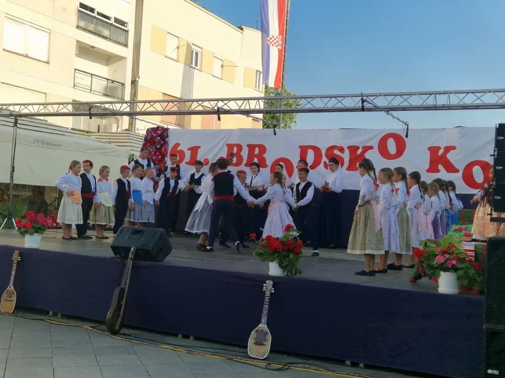 Dječjom igrom i pjesmom započelo 61. Brodsko kolo