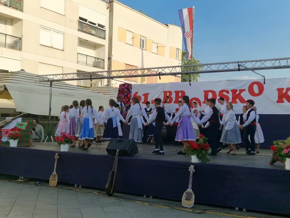 Dječjom igrom i pjesmom započelo 61. Brodsko kolo