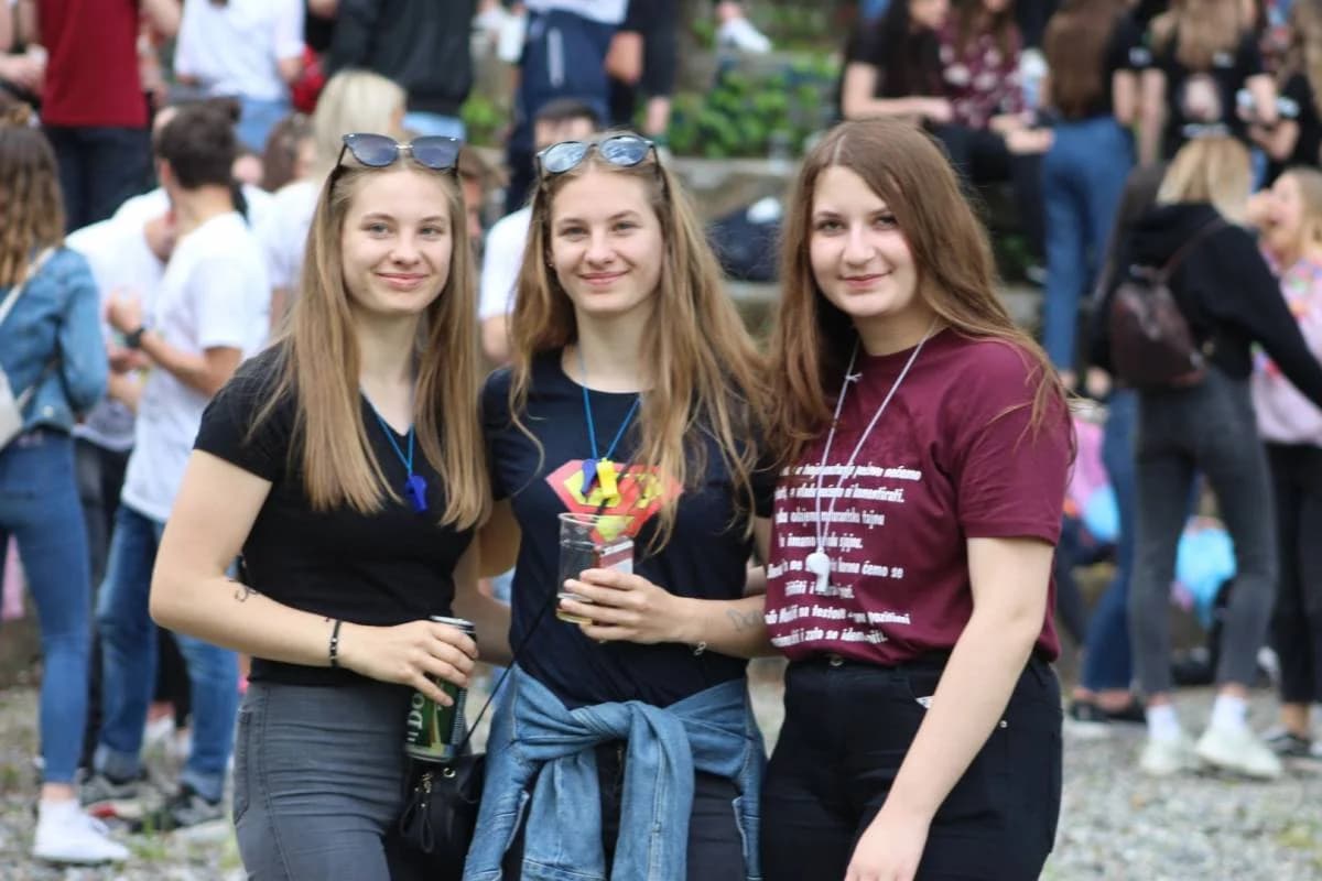 ʼLJETO U SIBINJUʼ: PRIČA O ZAJEDNIŠTVU I ČUVANJU TRADICIJE Smotra folkloraʼOj Sibinju lipo selo našeʼ