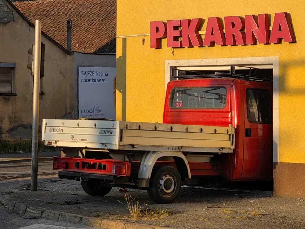 Kaos u Požegi: Vozilom uletio u pekaru – pet osoba ozlijeđenih