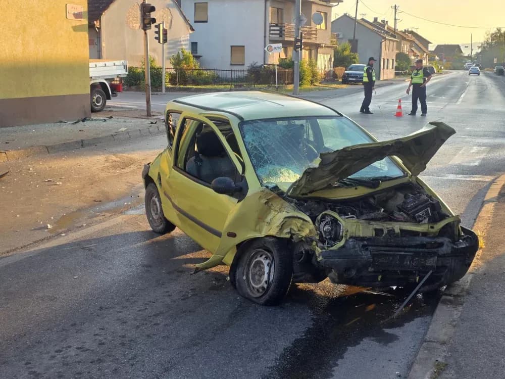 Kaos u Požegi: Vozilom uletio u pekaru – pet osoba ozlijeđenih