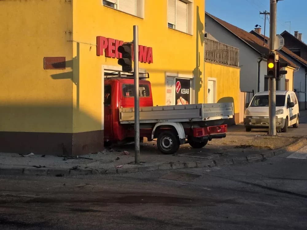 Kaos u Požegi: Vozilom uletio u pekaru – pet osoba ozlijeđenih