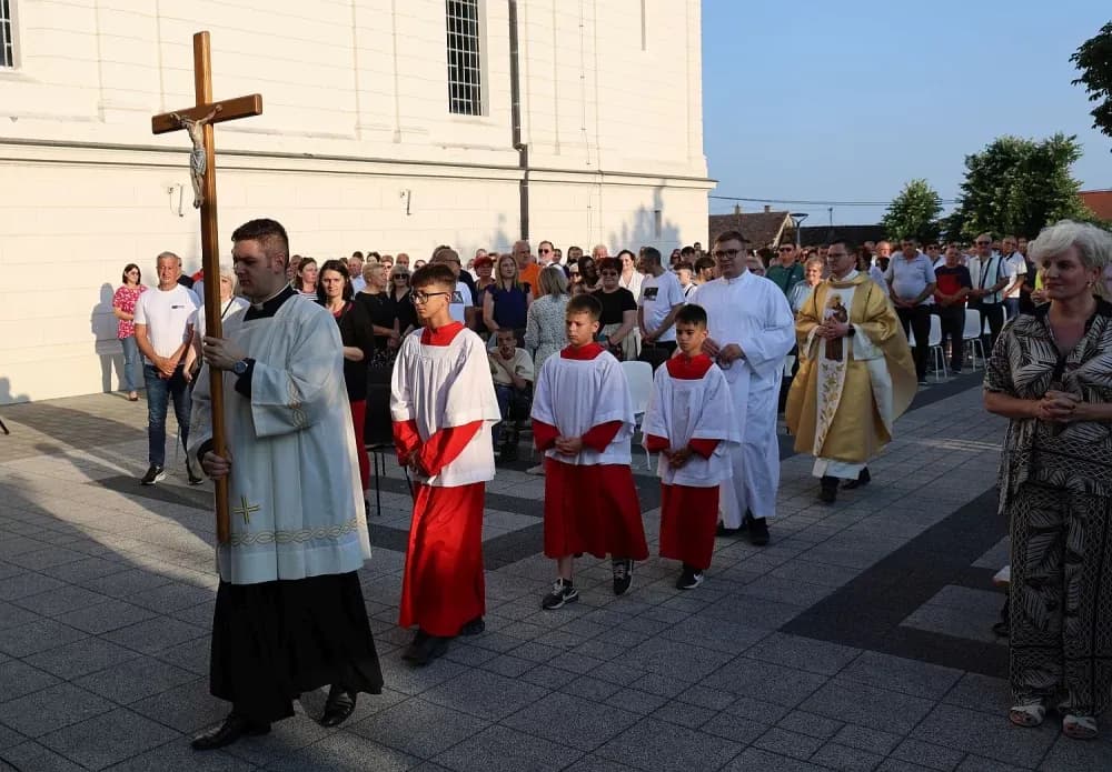 Proslavljen dan svega svijeta - tisuće vjernika na hodočašću svetog Ante u Podvinju