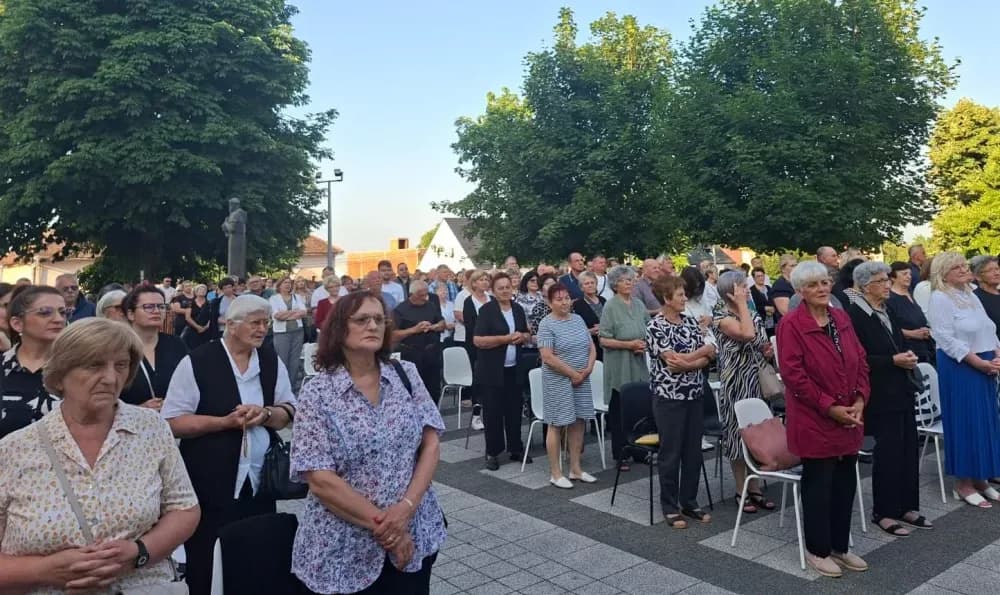 Proslavljen dan svega svijeta - tisuće vjernika na hodočašću svetog Ante u Podvinju