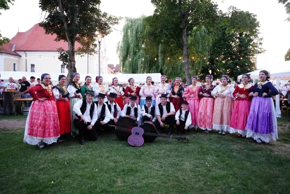 LJETO U SIBINJU: Brojna publika oduševljena nastupom KUD-ova i Slavonskih lola