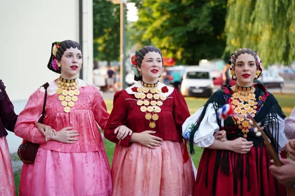 LJETO U SIBINJU: Brojna publika oduševljena nastupom KUD-ova i Slavonskih lola