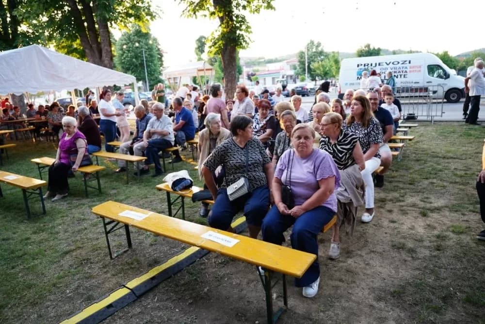 LJETO U SIBINJU: Brojna publika oduševljena nastupom KUD-ova i Slavonskih lola