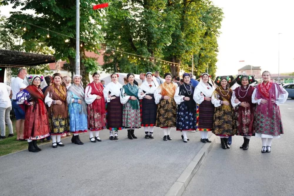LJETO U SIBINJU: Brojna publika oduševljena nastupom KUD-ova i Slavonskih lola