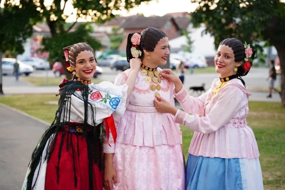LJETO U SIBINJU: Brojna publika oduševljena nastupom KUD-ova i Slavonskih lola